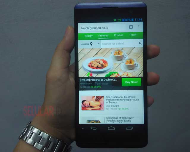 Ilustrasi situs Groupon di versi mobile.