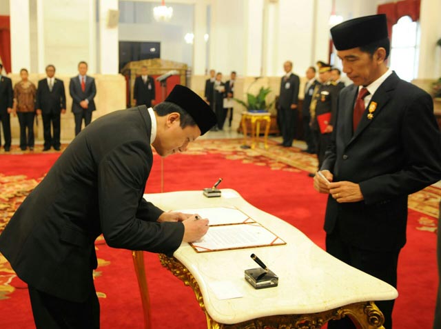 Presiden Jokowi saksisan Triawan tandatangani berita acara pelantikan Kepala BEK (Foto: Setkab RI)