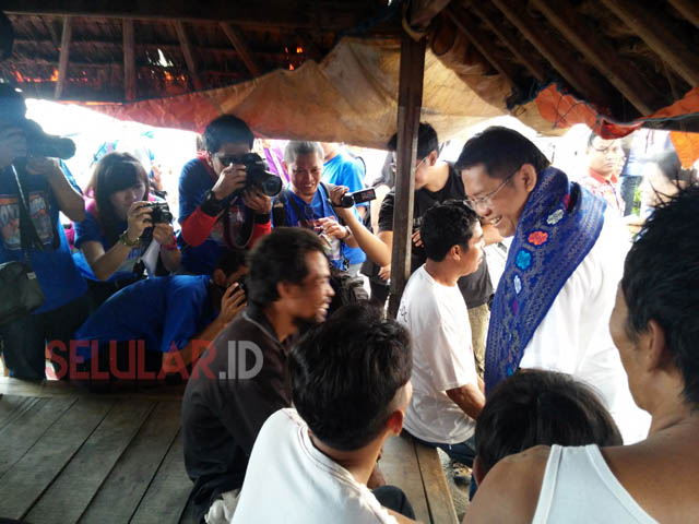 Rudiantara, Menkominfo RI saat bercengkrama dengan para nelayanan Ampenan