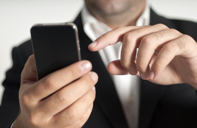 Ilustrasi pemakaian data mobile, foto: theverge.com