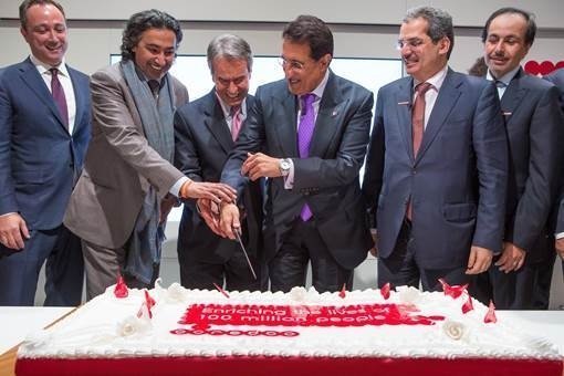 Sheikh Abdulla Bin Mohammed Bin Saud Al Thani, Ketua (Chairman) Ooredoo Group (tiga dari kanan) dan Dr Nasser Marafih, CEO Ooredoo Group (dua dari kanan) saat merayakan pencapaian 100 juta pelanggan Ooredoo.