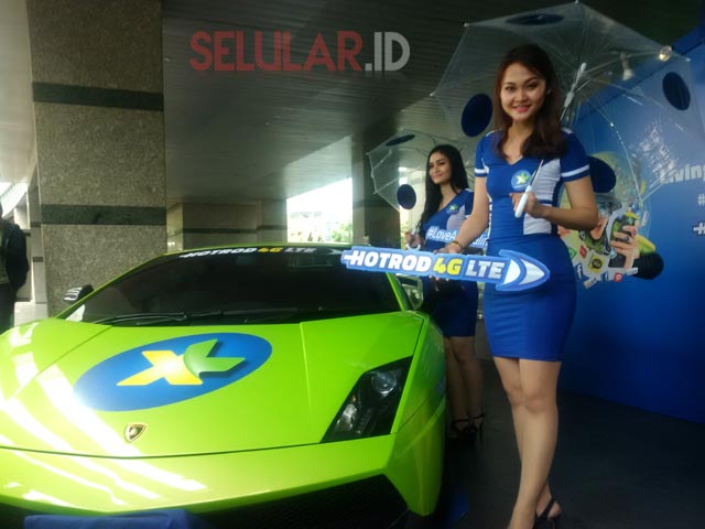 Usher XL berpose di depan mobil Lamborghini (Foto: Bambang/Selular.ID)