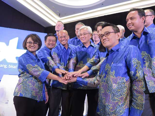 Jajaran direksi baru XL dan mantan Presdir XL Hasnul Suhaimi