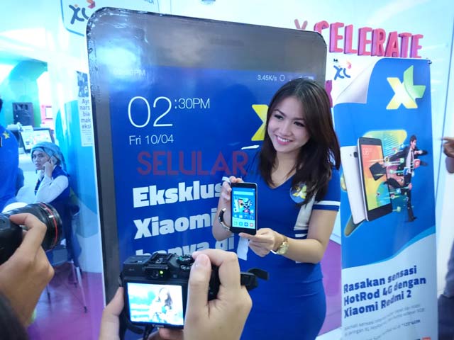 Model memamerkan Xiaomi Redmi 2 (Foto: Choi/Selular.ID)