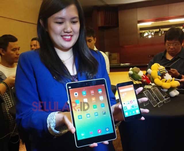 Usher memegang Xiaomi MiPad dan Redmi 2 pada prosesi peluncurannya di Jakarta (1/4/2015)