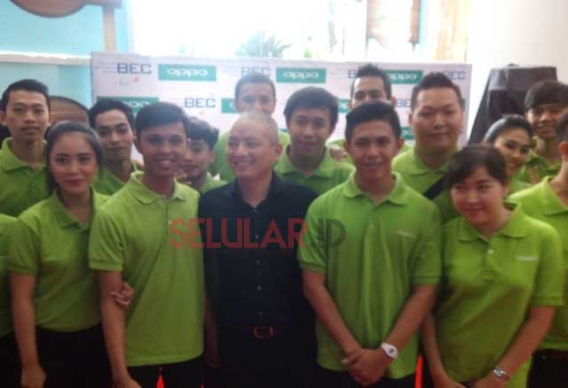 Jet Lee dan kayryawan Oppo di Istana Bandung Electronic Centre (BEC), (foto: Ilham)