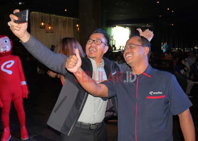 Djoko Tata Ibrahim (kiri) berpose selfie dengan Andromax C3S