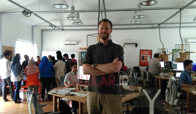 Lars Oleson, CEO Ice House menunjukkan suasana kantornya (Foto: Bambang/Selular.ID)