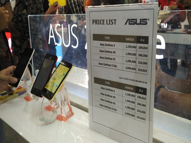 Penjualan smartphone Asus di booth Okeshop (foto: choiru-Selular.ID)