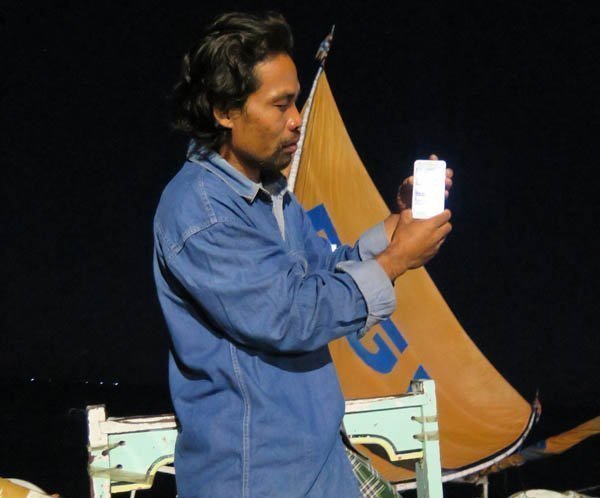 Nelayan Lombok yang menggunakan layanan XL