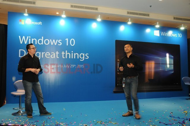 Senior Technical Evangelist, Windows Indonesia, Norman Sasono dan Windows Business Group Head, Microsoft Indonesia, Lucky Gani menjelaskan tentang fitur-fitur Windows 10 Enterprise (foto: Samin/Selular)