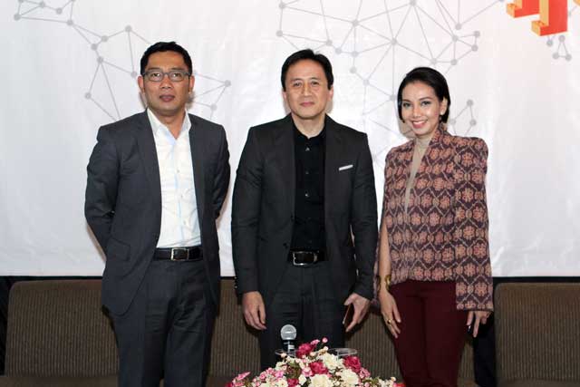 Ridwan Kamil-Walikota Bandung, Triawan Munaf-Kepala Badan Ekonomi Kreatif, Shinta Dhanuwardoyo-CEO Bubu.com dalam konferensi pers IDByte dan Bubu Awards V.09 (8/7/2015)