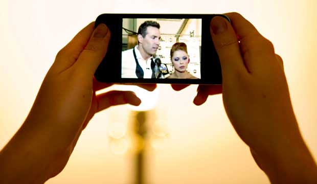Ilustrasi penggunaan video mobile di ponsel