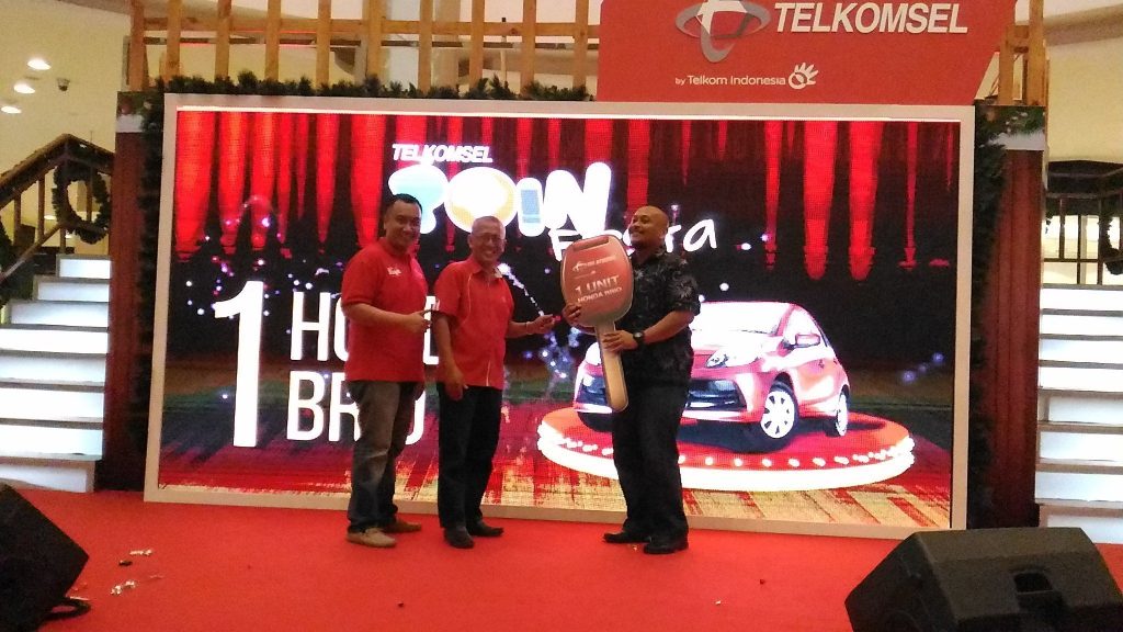 Nico Parulian, Manager Customer Loyalty and Retention Development Jabotabek Jabar Telkomsel, Widodo Manager Branch Karawang Telkomsel, Tommi Sidarta Operasional Manager Grand Galaxy Park Mall