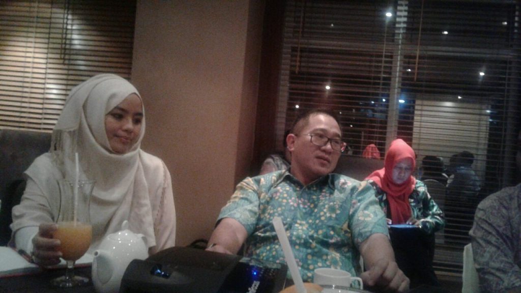 Alexander Rusli, CEO Indosat Ooredoo didamping Deva Rachman, Group Head Corporate Communication
