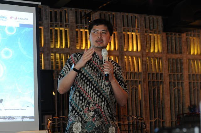 Leonardo Henr Gavaza, Analis Bahana Securities
