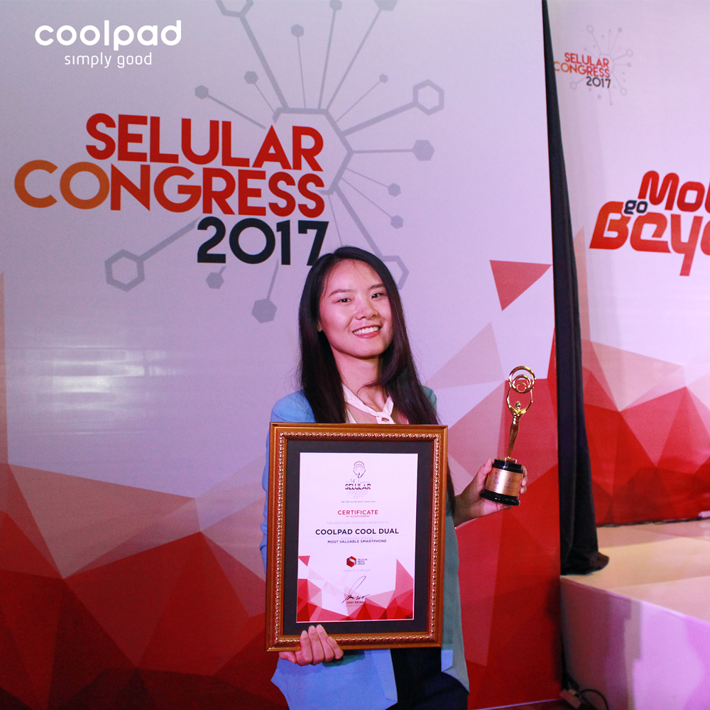 4 Coolpad Indonesia Branding Director Natalie Chen memegang piala Selula...