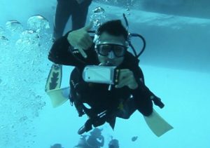 Smartphone-waterproof-pouch-4