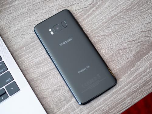 galaxy-s8-black-table