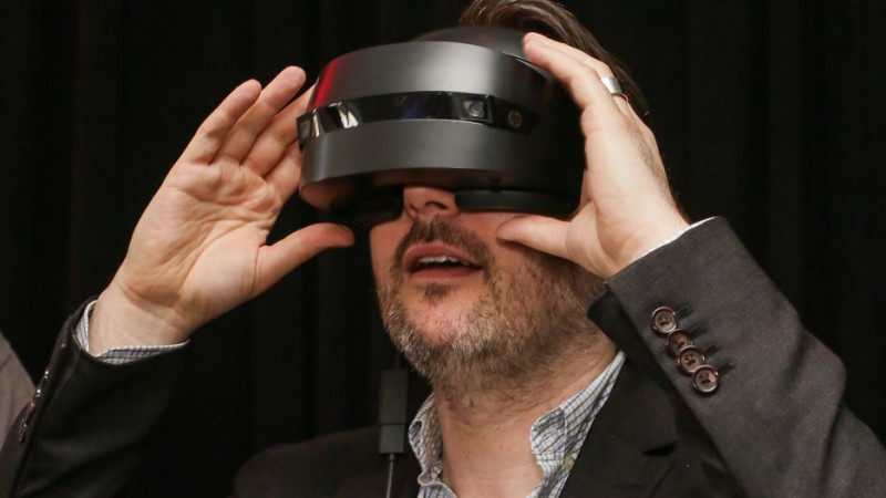 man-play-vr-games