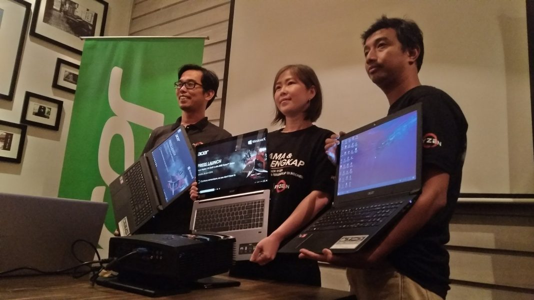 Tim Acer dan AMD memegang varian baru notebook Acer dengan prosesor AMD (Donnie Pratama Putra/Selular.ID)
