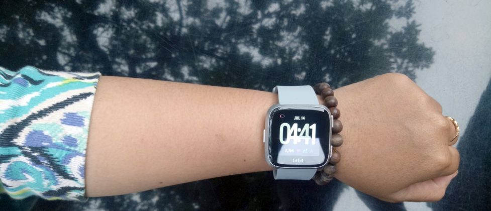 review fitbit versa, review fitbit versa indonesia