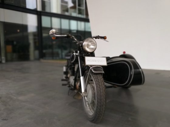 Foto kendaraan dengan efek bokeh menggunakan Samsung Galaxy A6 Plus