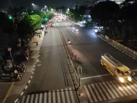 Foto low light Huawei Nova 3i menggunakan mode normal