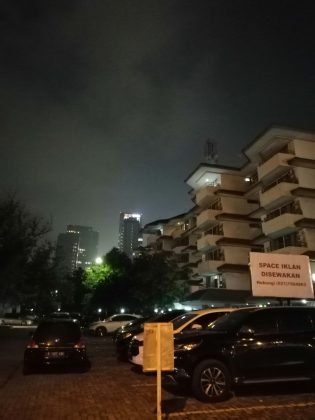 Foto low light Huawei Nova 3i menggunakan mode normal