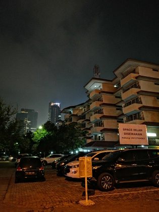 Foto low light Huawei Nova 3i menggunakan mode super night mode