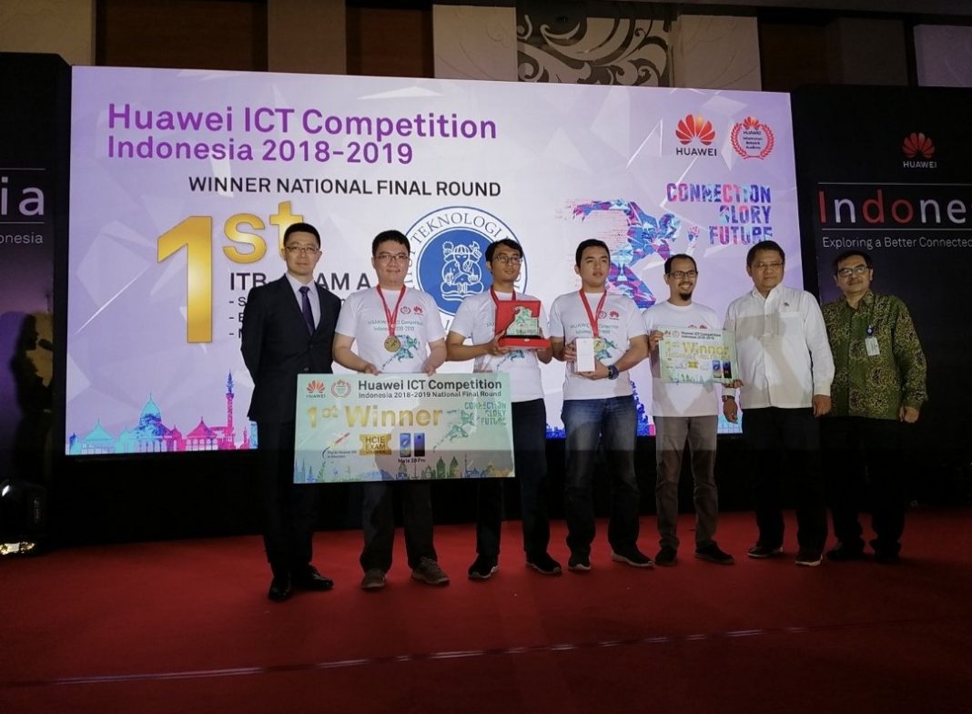 Tim Huawei bersama Menkominfo dan pemenang Huawei ICT Competition 2018