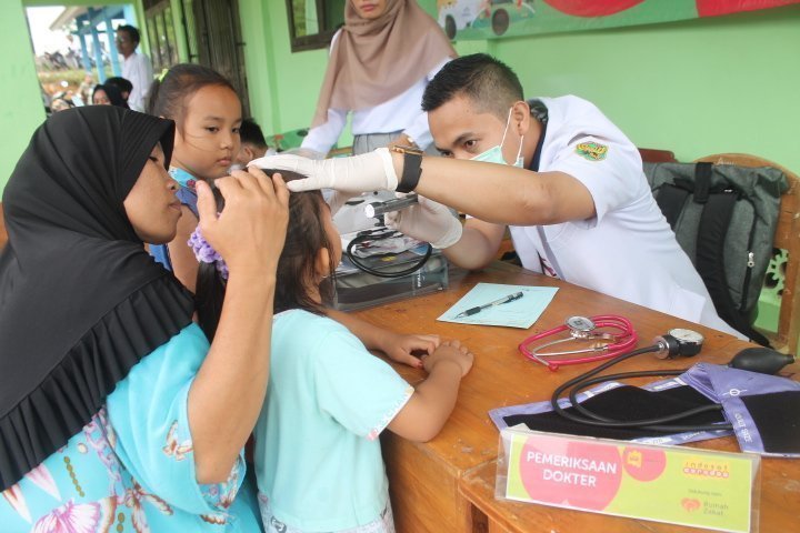 Indosat Ooredoo Bantu Korban Longsor Sukabumi