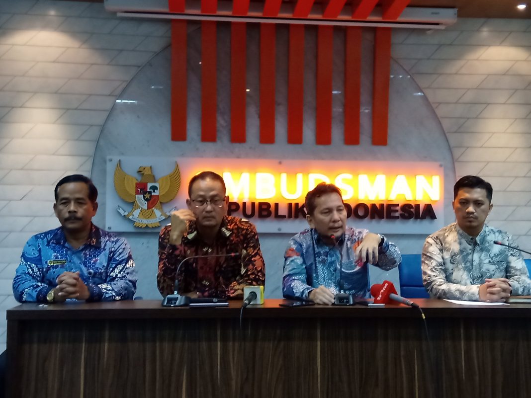 (Kiri ke kanan: Perwakilan Menko Polhukam; Dirjen Aptika Kementerian Kominfo, Samuel Pangerapan dan Alamsyah Saragih, Anggota Ombudsman RI)