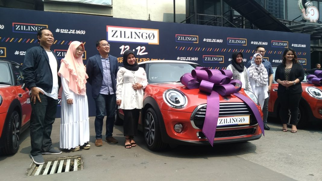 Tim Zilingo bersama pelanggan yang mendapatkan Mini Cooper