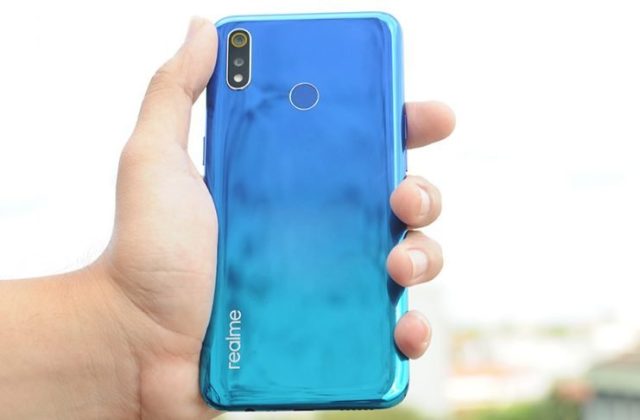 Gradasi warna Radiant Blue Realme 3