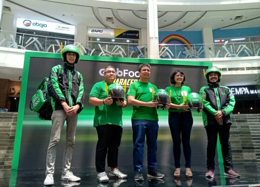 Tim Grab bersama driver Grab Food