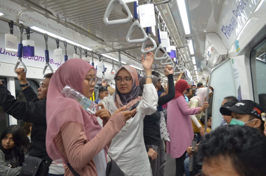 Suasana di dalam MRT