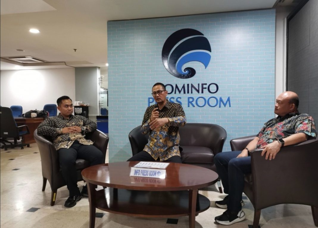 (Kiri-kanan) Teguh Budiarto, CEO Prosa dan Semuel Abrijani Pangerapan, B.Sc, Dirjen Aplikasi Informatika Kominfo