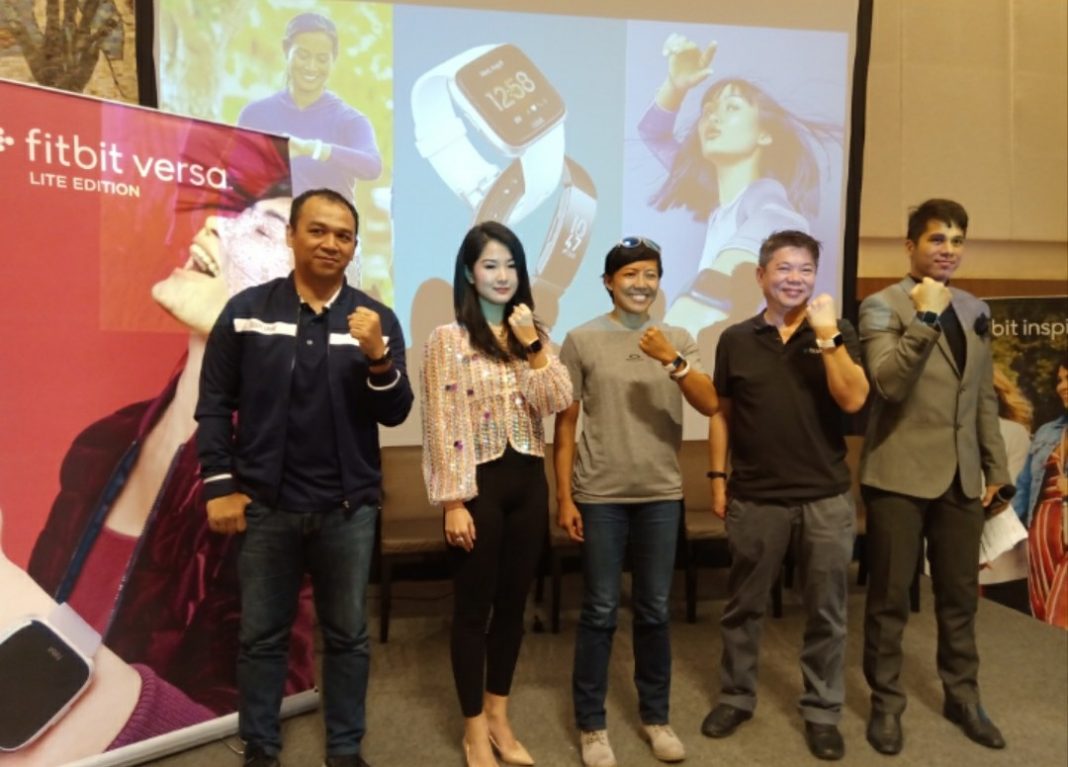 Tim Fitbit bersama pengguna
