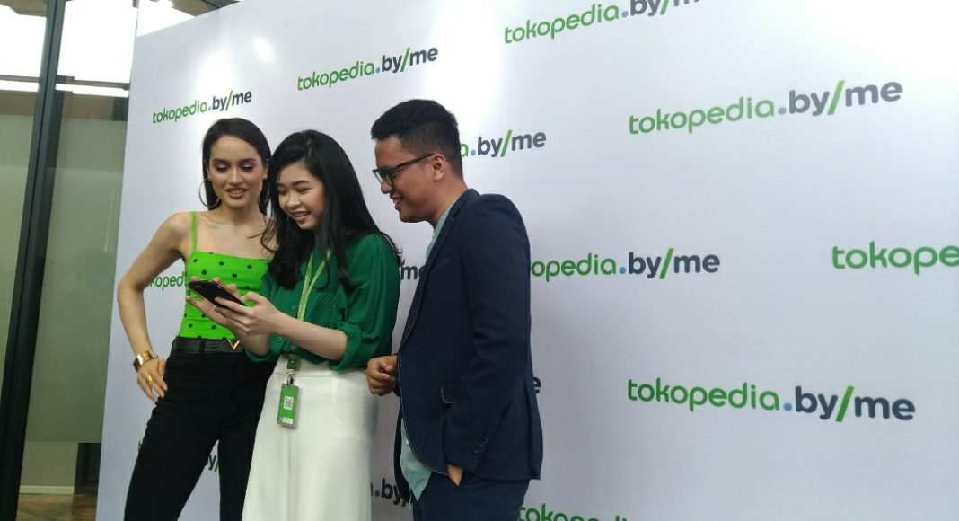 Tim Tokopedia bersama influencer