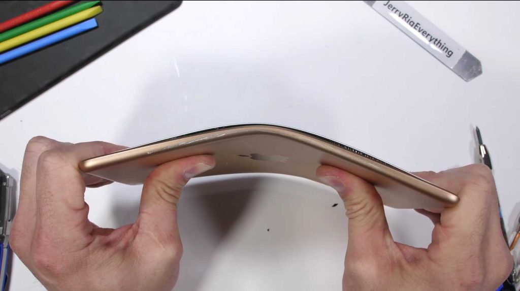 iPad Mini 2019 dibengkokkan