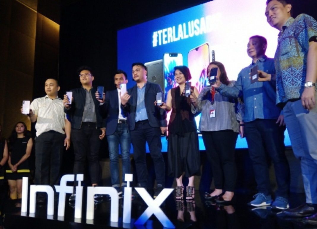 Tim Infinix dan partner memegang duo smartphone baru