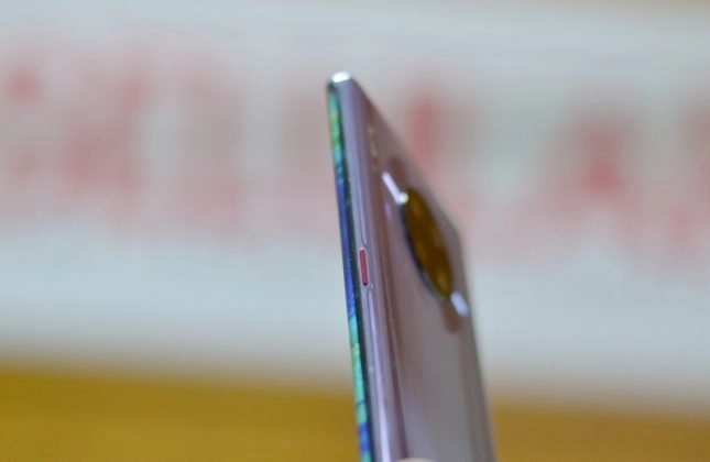 Sisi kanan Huawei Mate 30 Pro