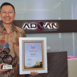 Penyerahan piala SA2020 ke Advan 1