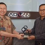 Penyerahan piala SA2020 ke Advan 2