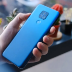 Moto-G-Play-2021-back-of-phone-in-hand-1000×563