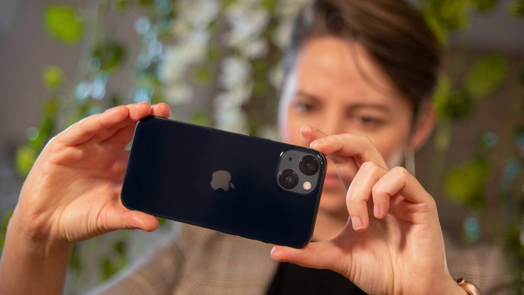 Apple Patenkan Layar iPhone Masa Depan yang Aman Saat Terjatuh