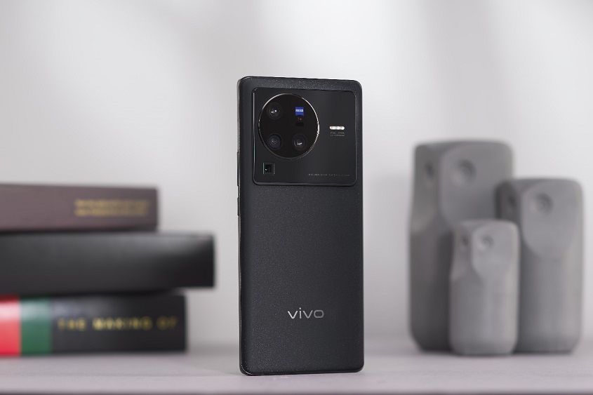 Tak Hanya Unggul di Kamera, Vivo X80 Pro Tampil Dengan Desain Stylish