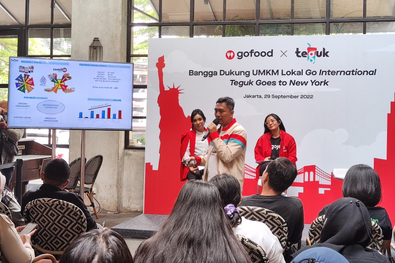 Global Head of Marketing GoFood, Ichmeralda Rachman bersama CEO Teguk, Maulana Hakim