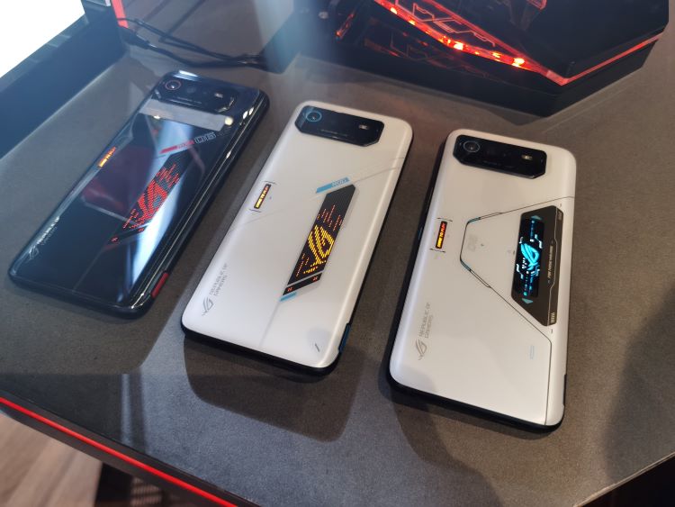 Varian Warna ROG Phone 6 (Kiri - Tengah) - ROG Phone 6 Pro (Kanan)